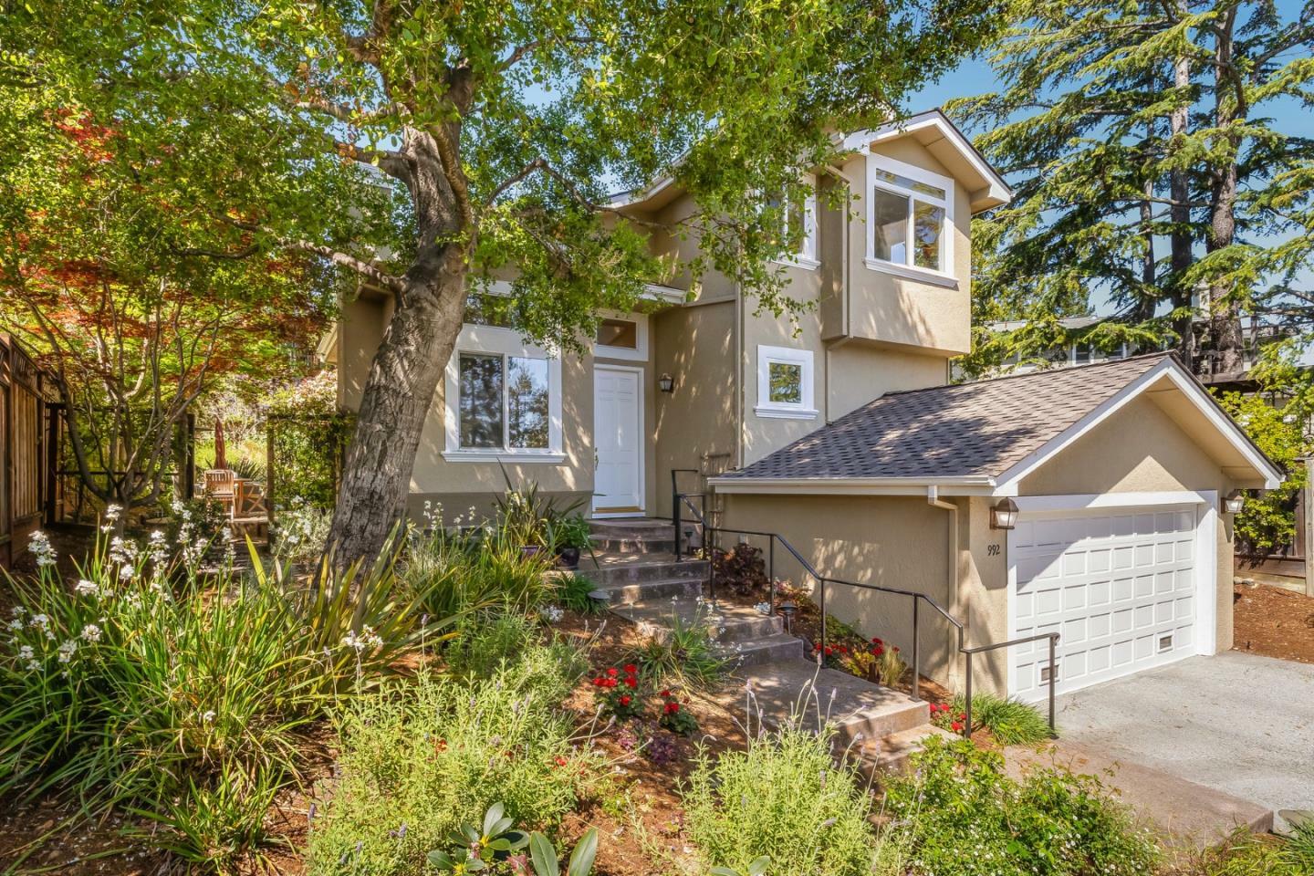 Property Photo: 992 Lakeview Way CA 94062