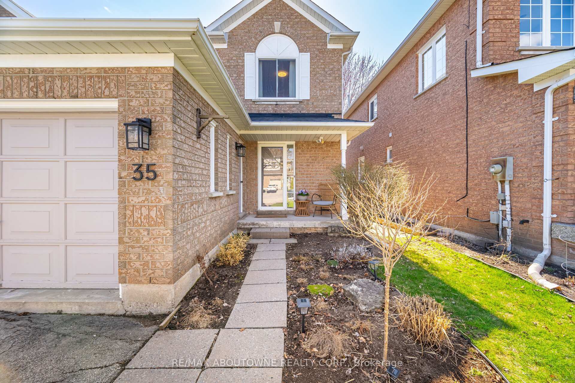 Property Photo: 35 Harnesworth Crescent ON L0R 2H6