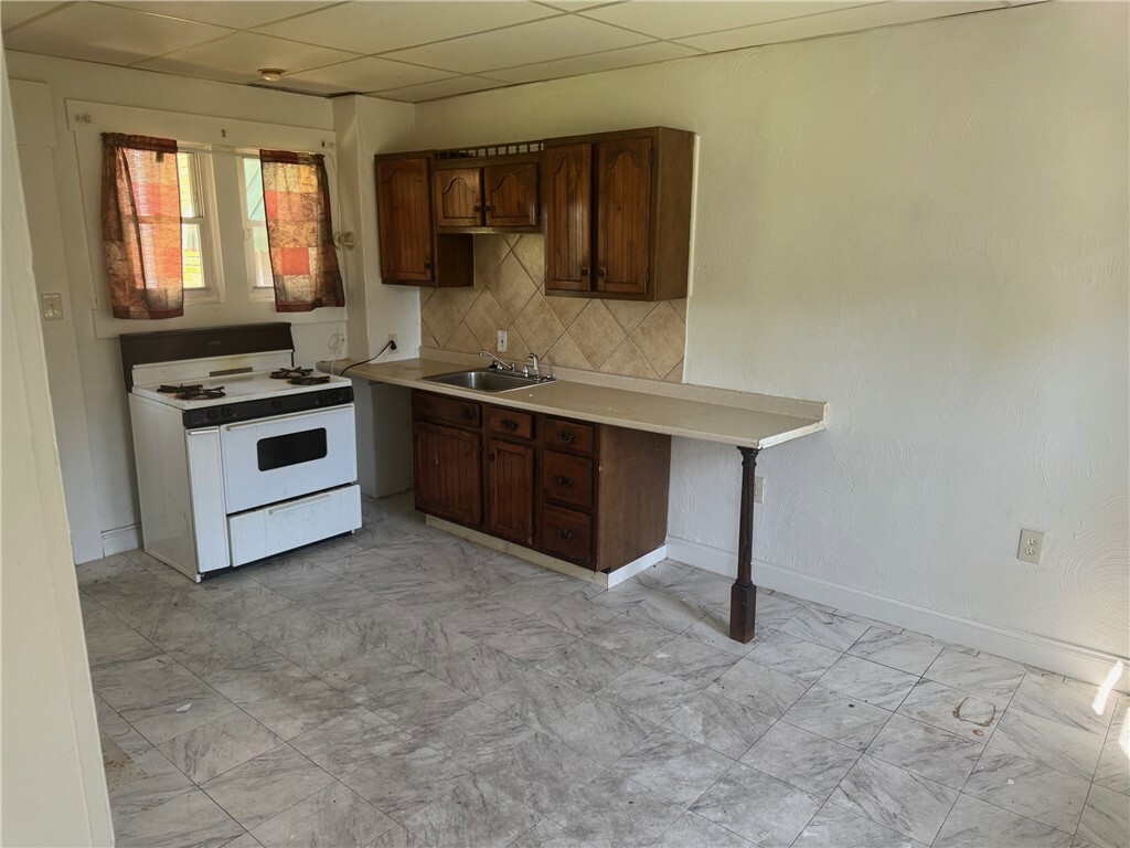 Property Photo:  877 Vankirk St  PA 15025 