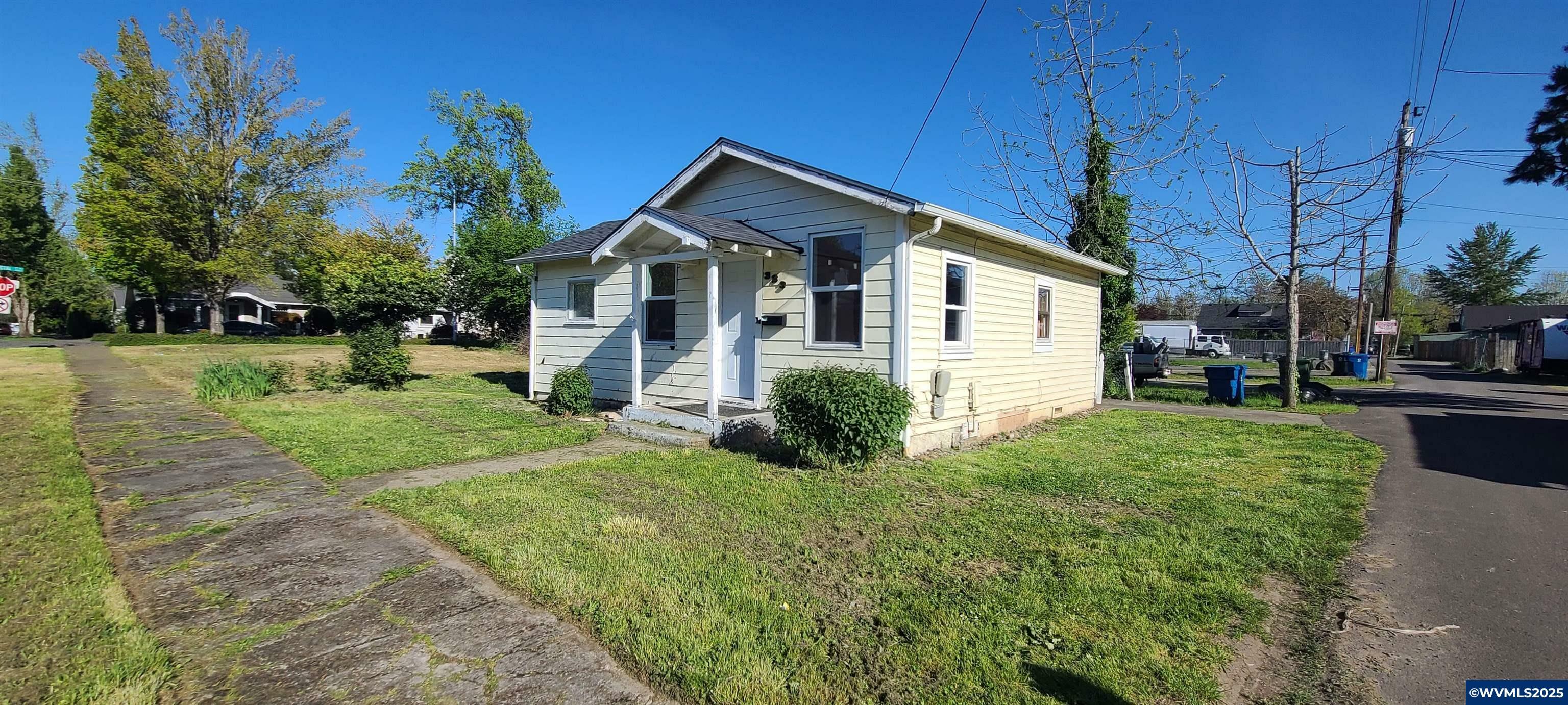 Property Photo: 323 Academy St NE OR 97301