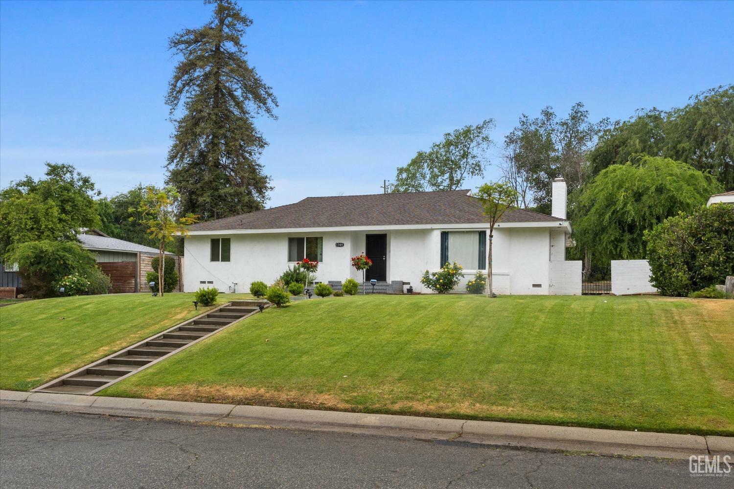 Property Photo: 1704 Camino Primavera CA 93306