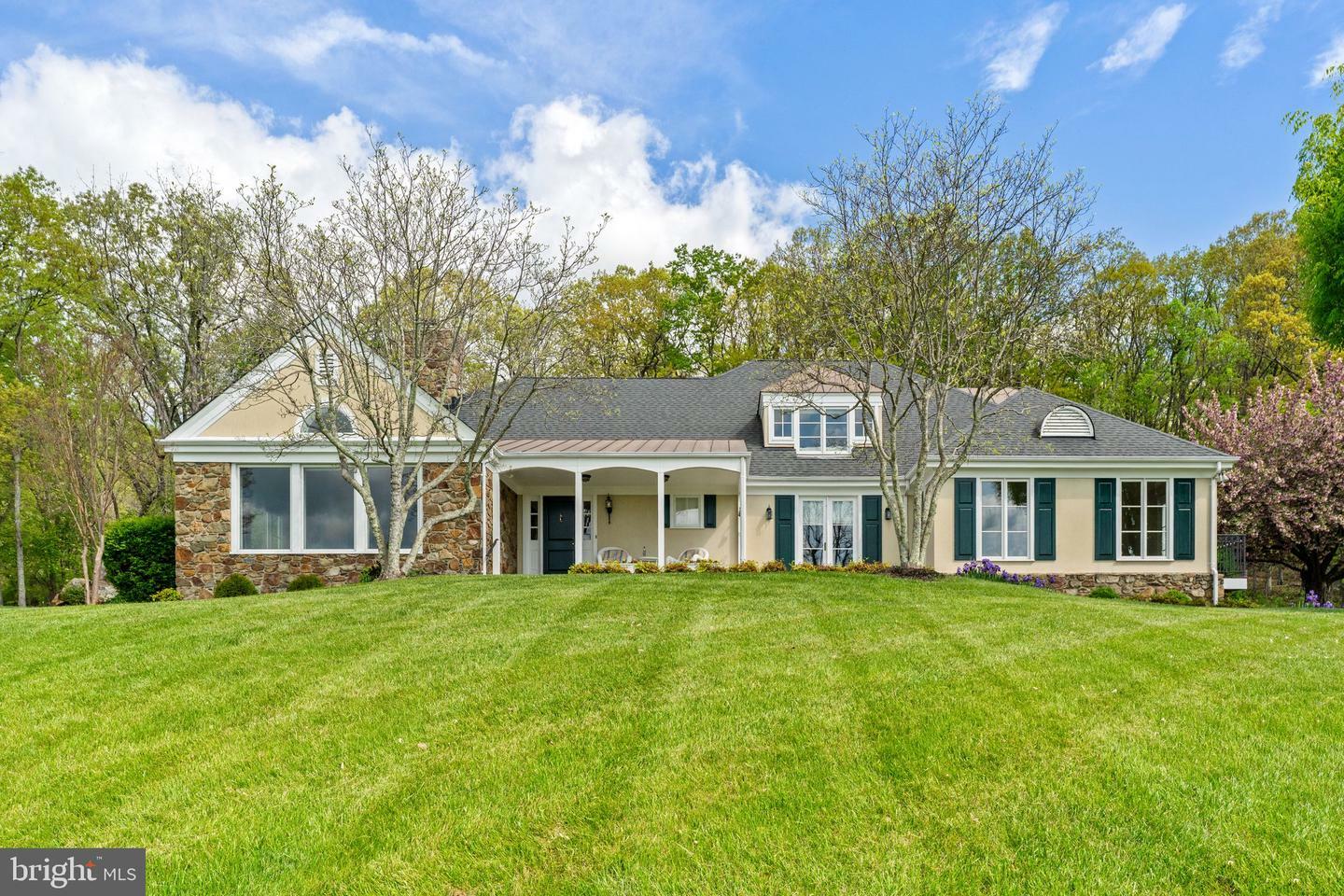 Property Photo: 8300 Falcon Glen Road VA 20186