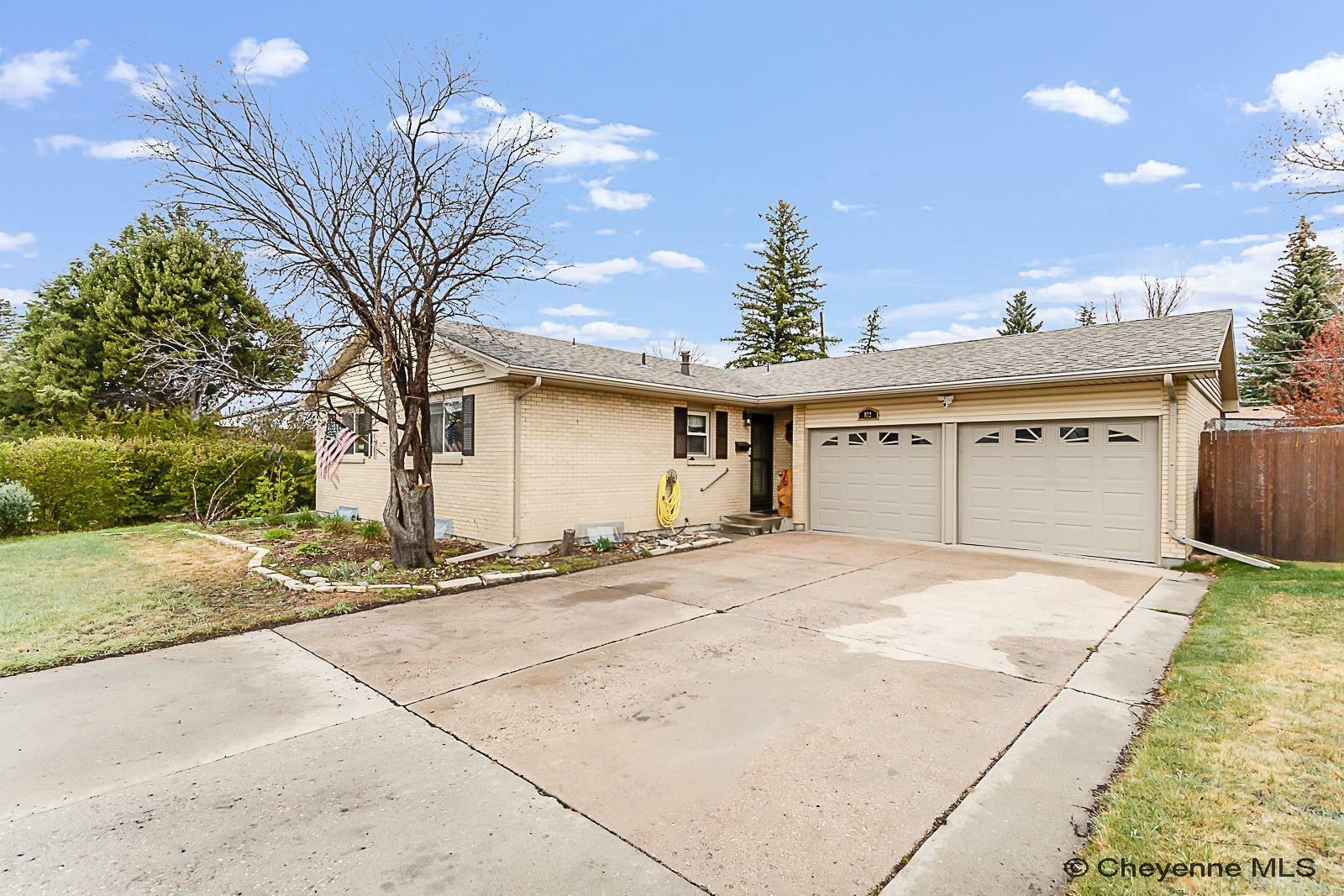 Property Photo: 922 Arapaho St WY 82009