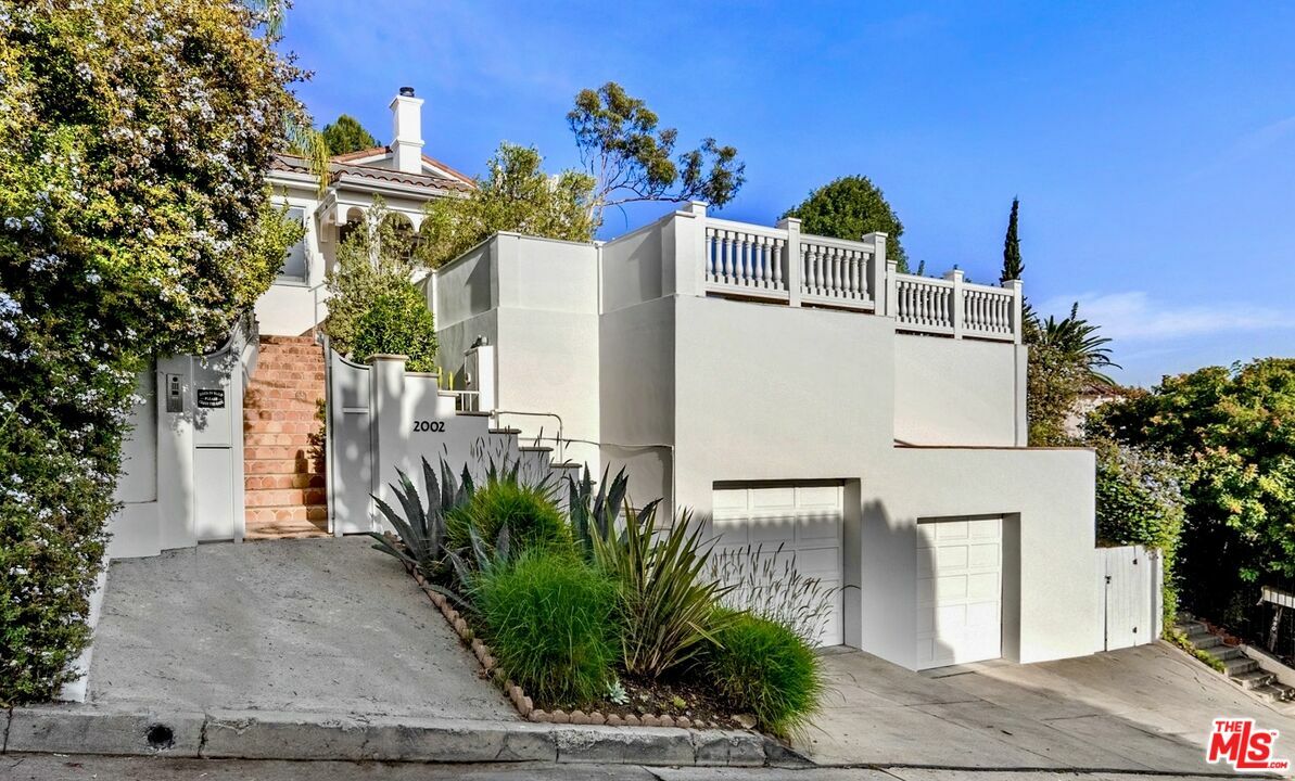 Property Photo: 2002 Hillcrest Rd CA 90068