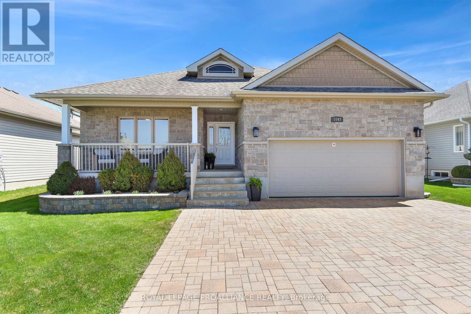 Property Photo: 1047 Fitzsimmons Drive ON K6V 0A1