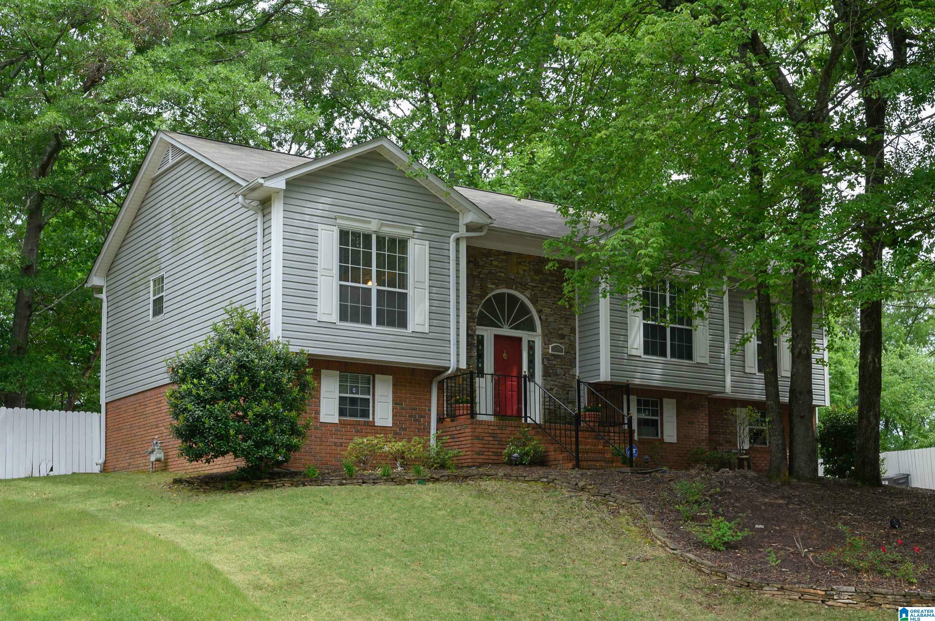 Property Photo: 1720 Fieldstone Circle AL 35080