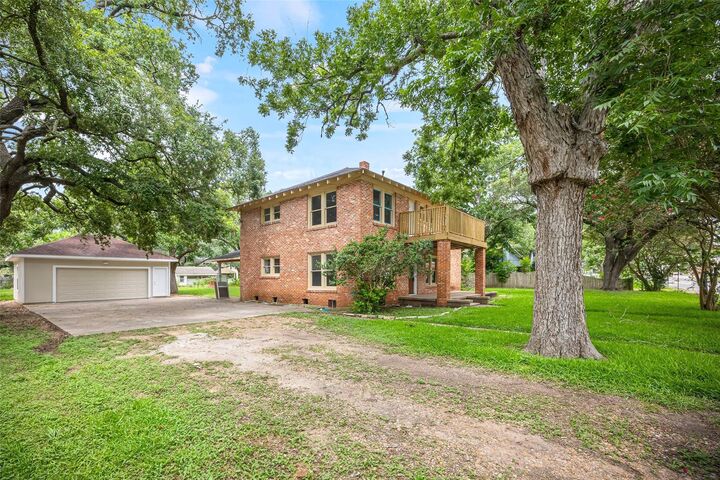 Property Photo: 212 W Alabama Street TX 77488