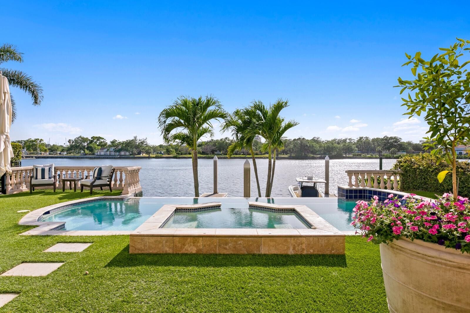 Property Photo: 927 Anchorage Road FL 33602