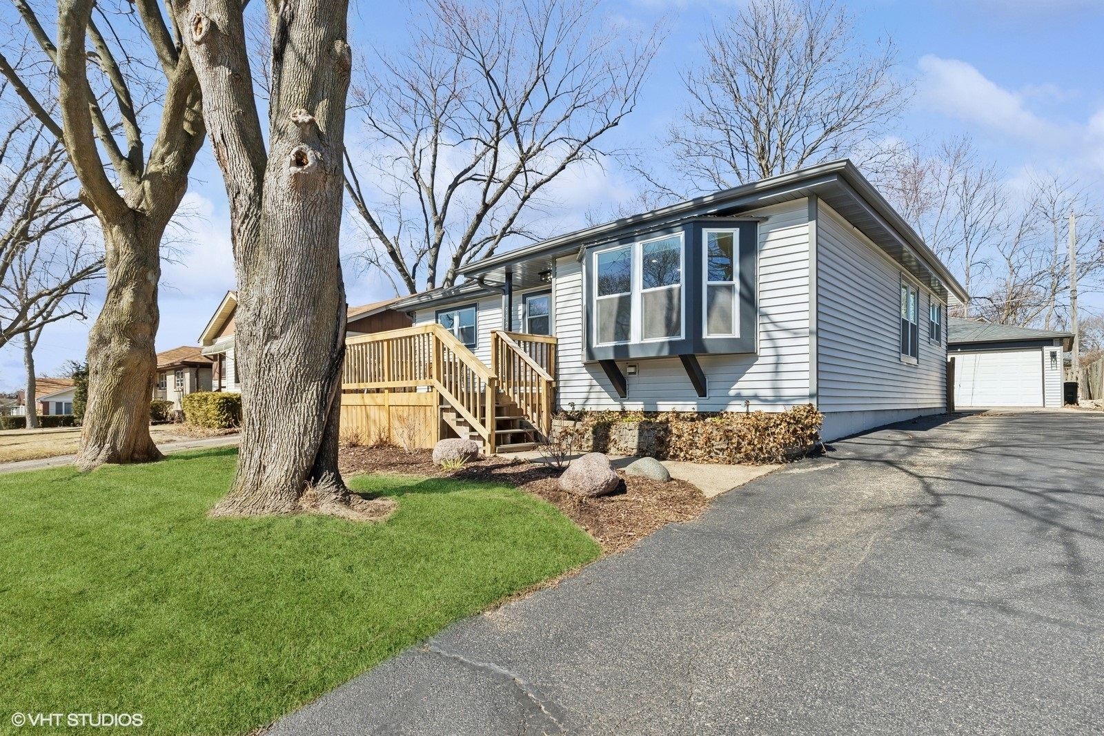 Property Photo:  912 Countryside Highway  IL 60060 