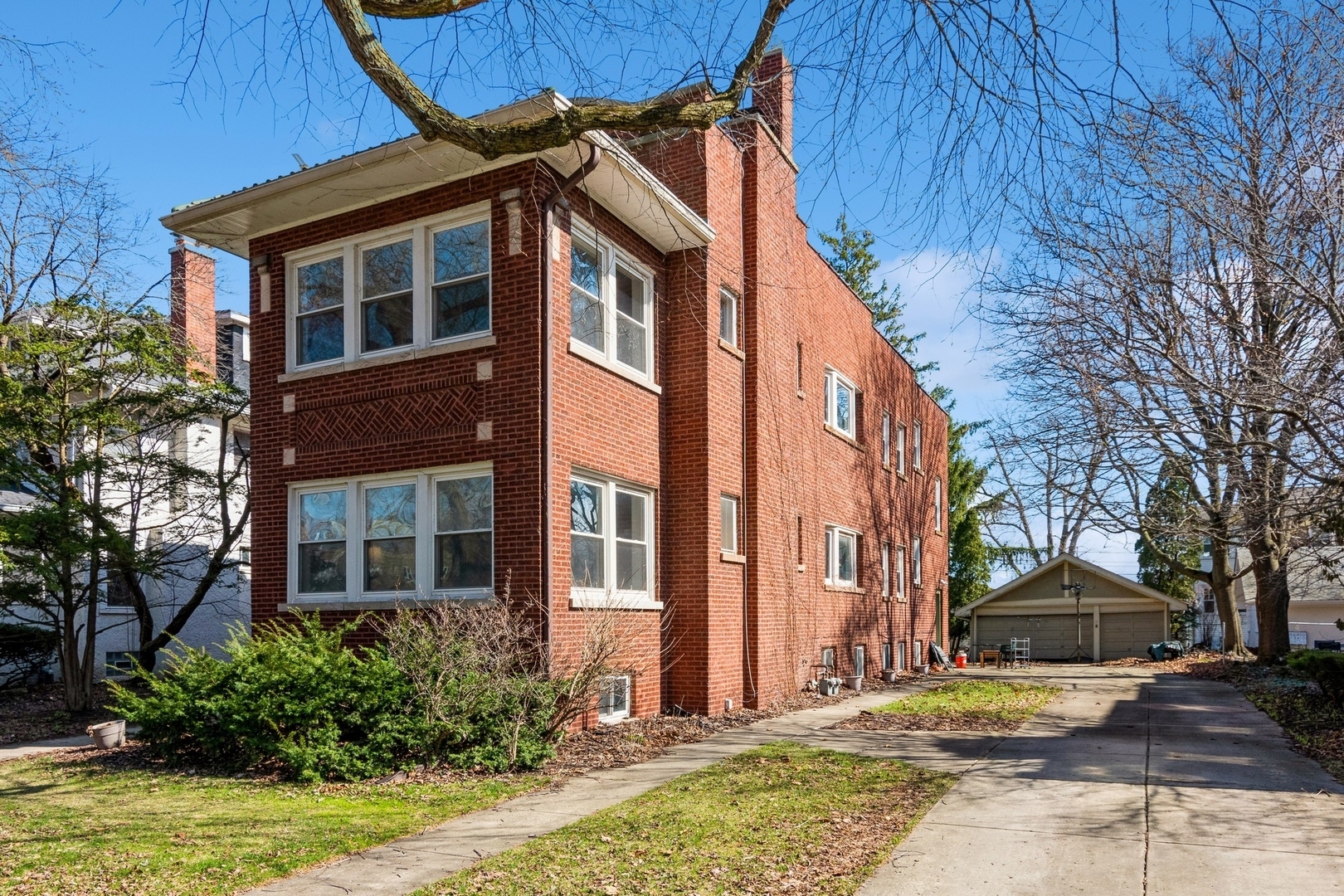 Property Photo: 2741 Eastwood Avenue IL 60201