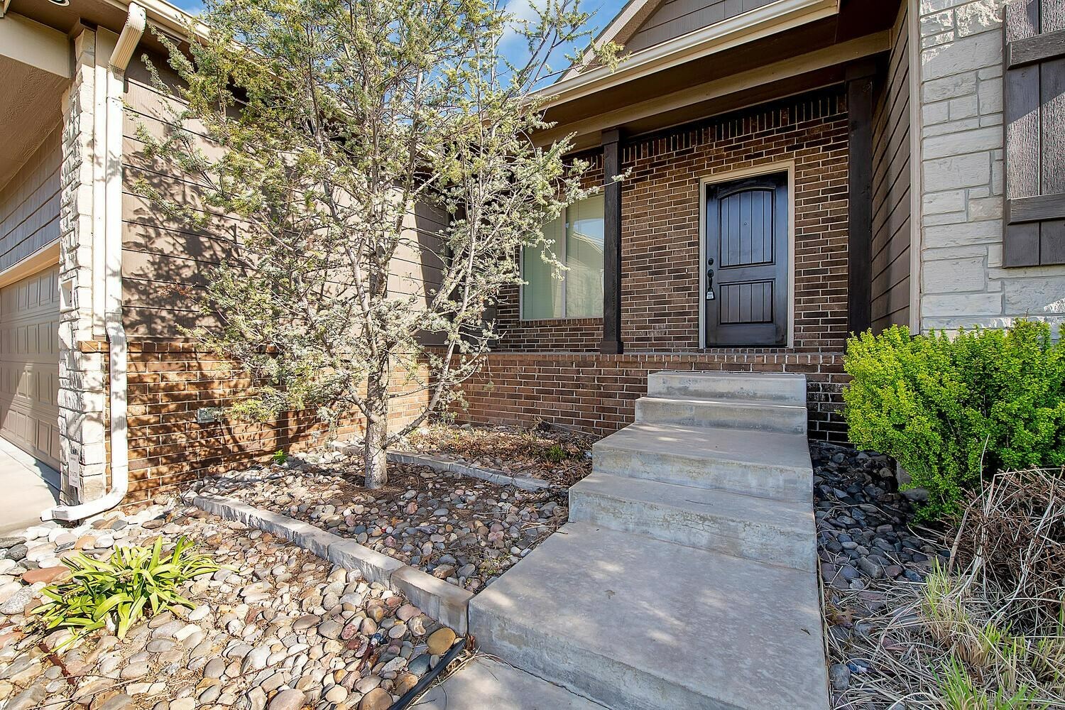 Property Photo: 2132 N Stonegate Circle KS 67002