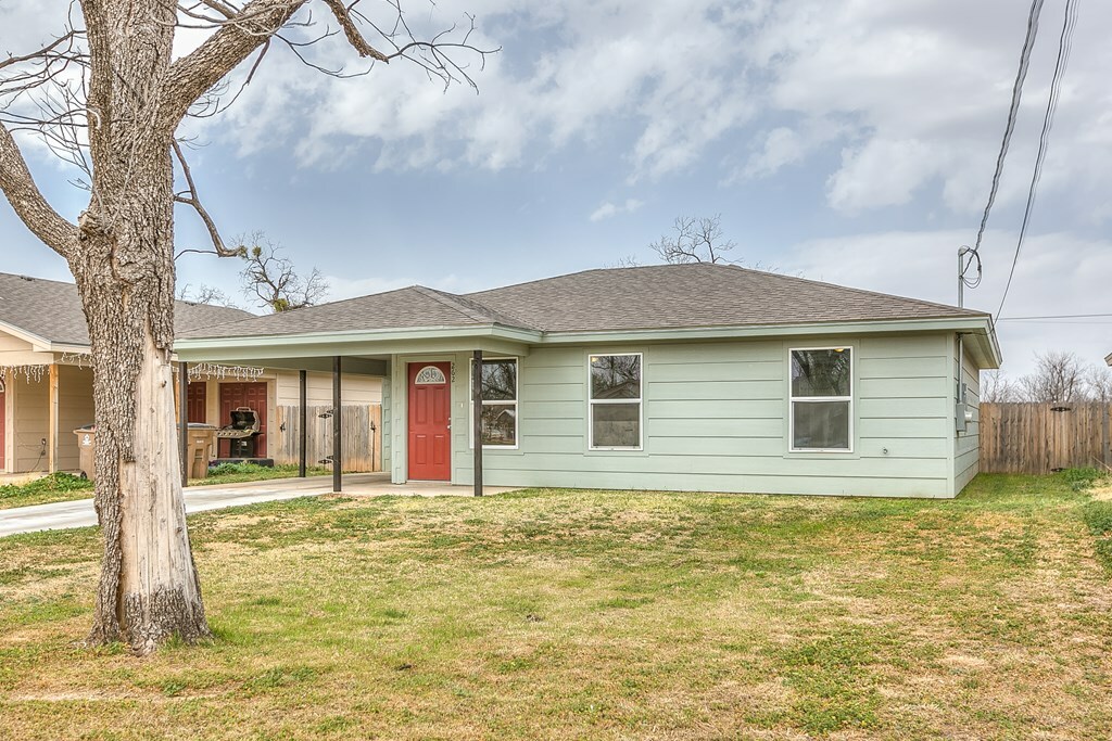 Property Photo: 262 E 23rd St TX 76904