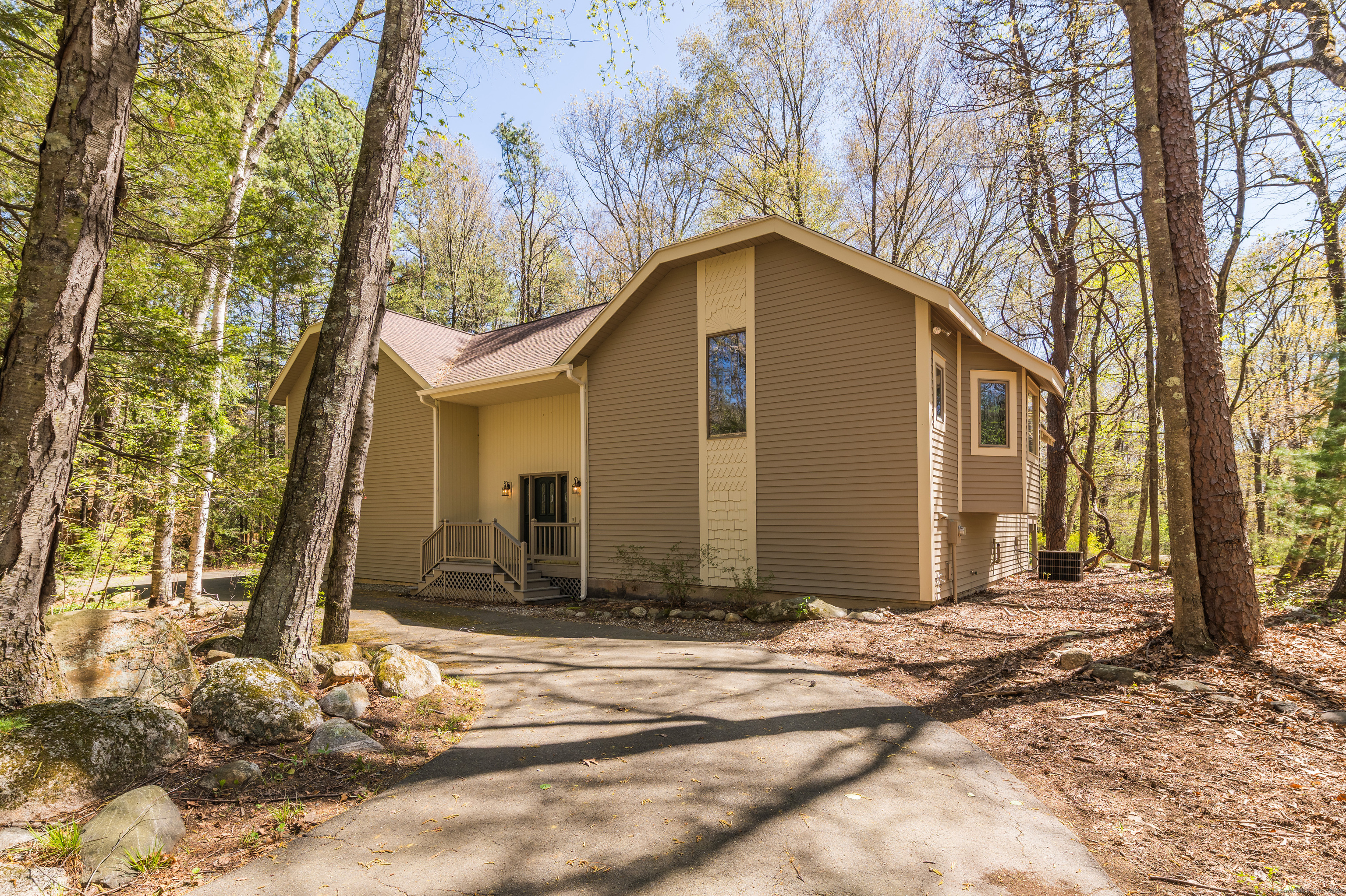Property Photo: 9 Stonehedge Way CT 06060