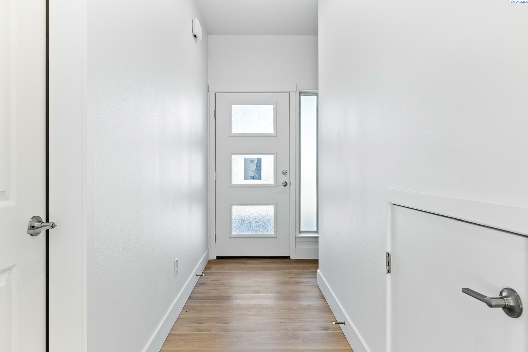 Property Photo: 1140 S Underwood Pl WA 99337