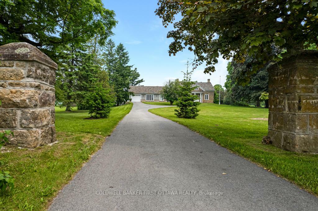 Property Photo: 2638 Rideau Ferry Road ON K7H 0G5