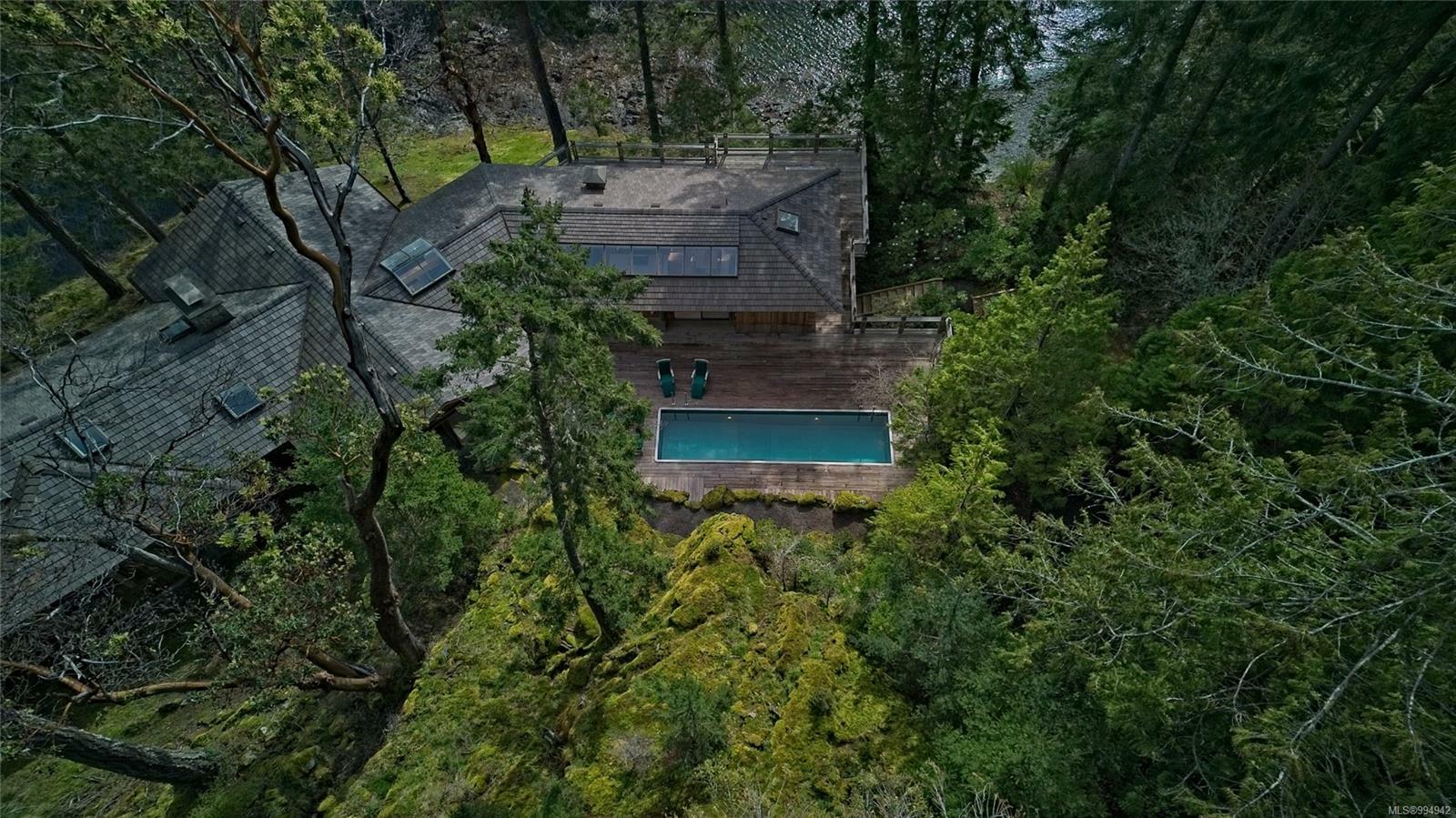 Property Photo: 284 Holmes Rd BC V8K 1T6