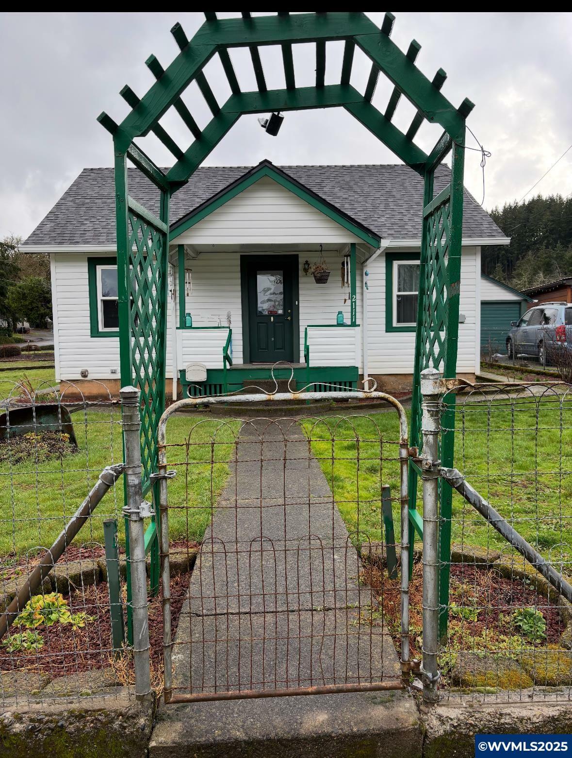 Property Photo: 2111 Elm St OR 97386