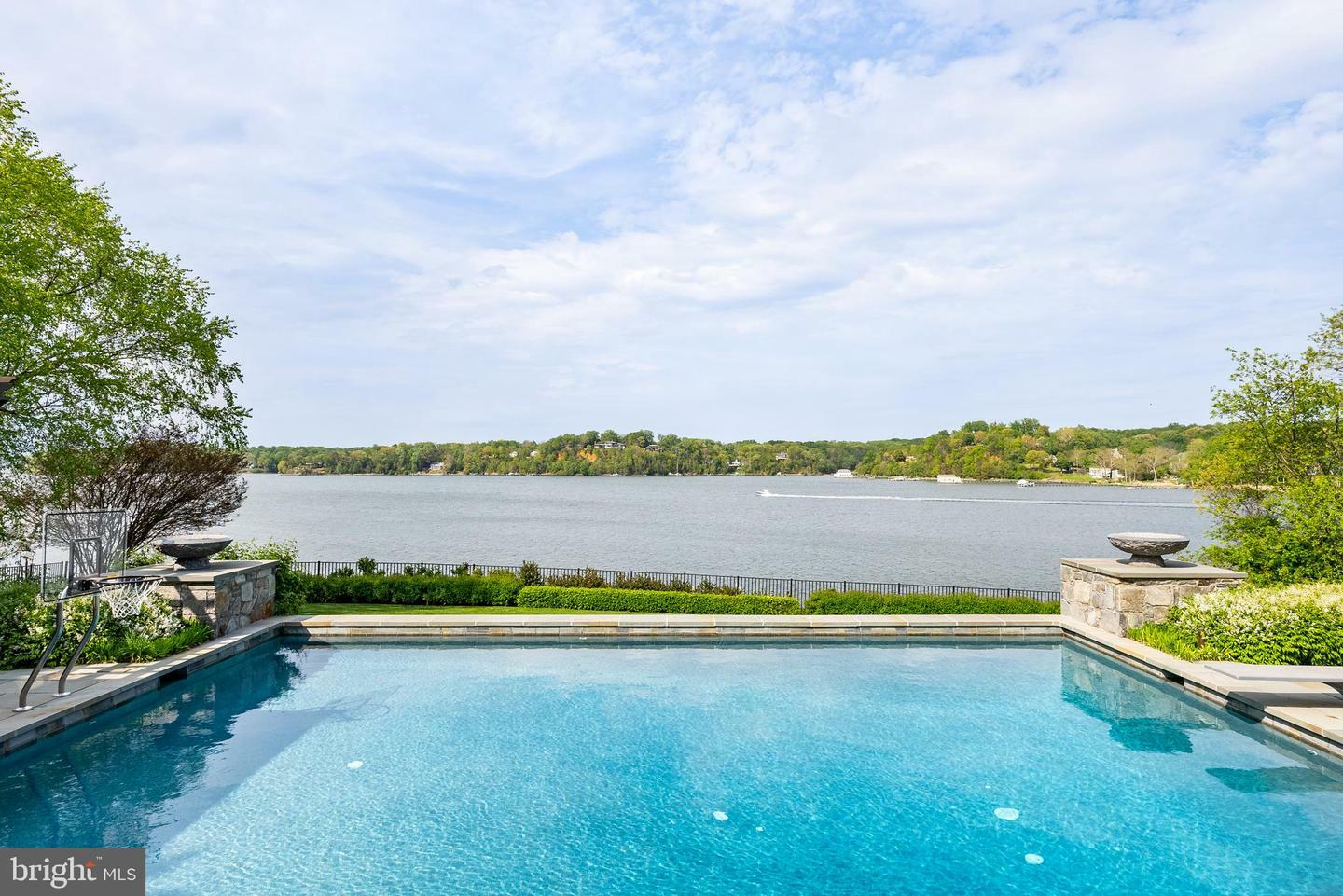 Property Photo: 806 Coachway MD 21401