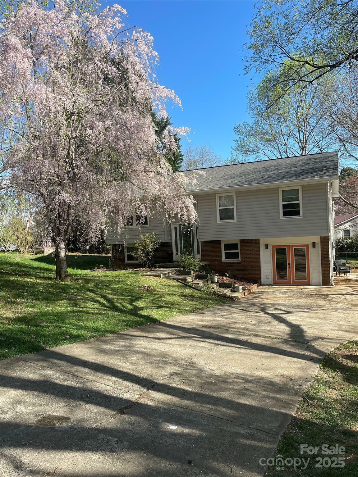 Property Photo: 7 Guinevere Court NC 28806