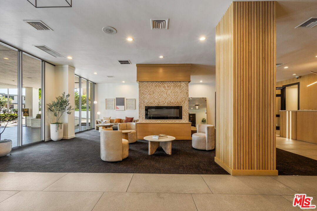 Property Photo: 7135 Hollywood Blvd CA 90046