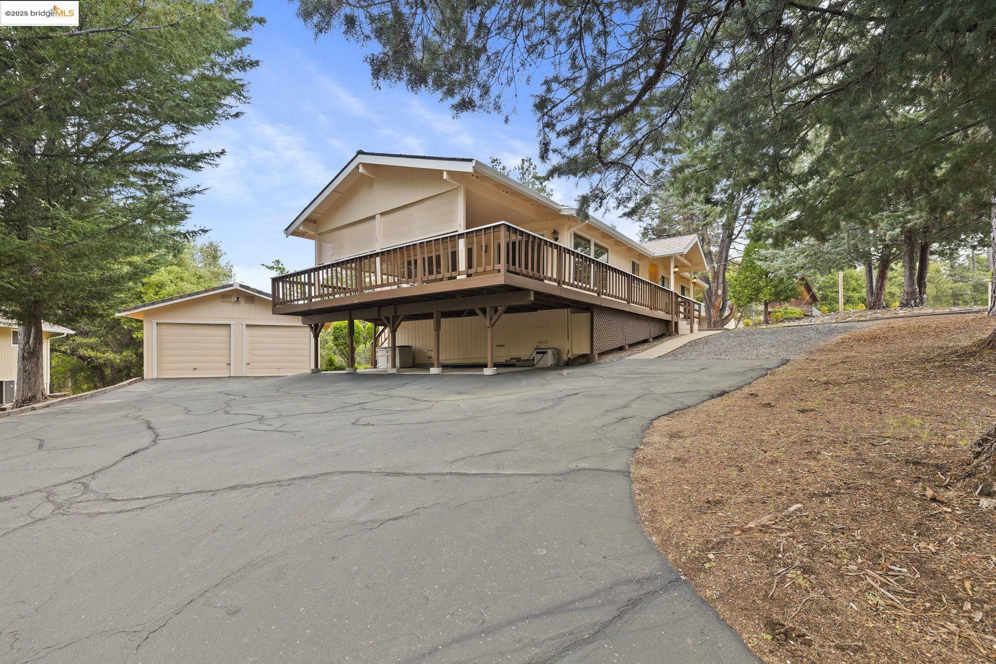 Property Photo: 12632 Cresthaven Dr CA 95321