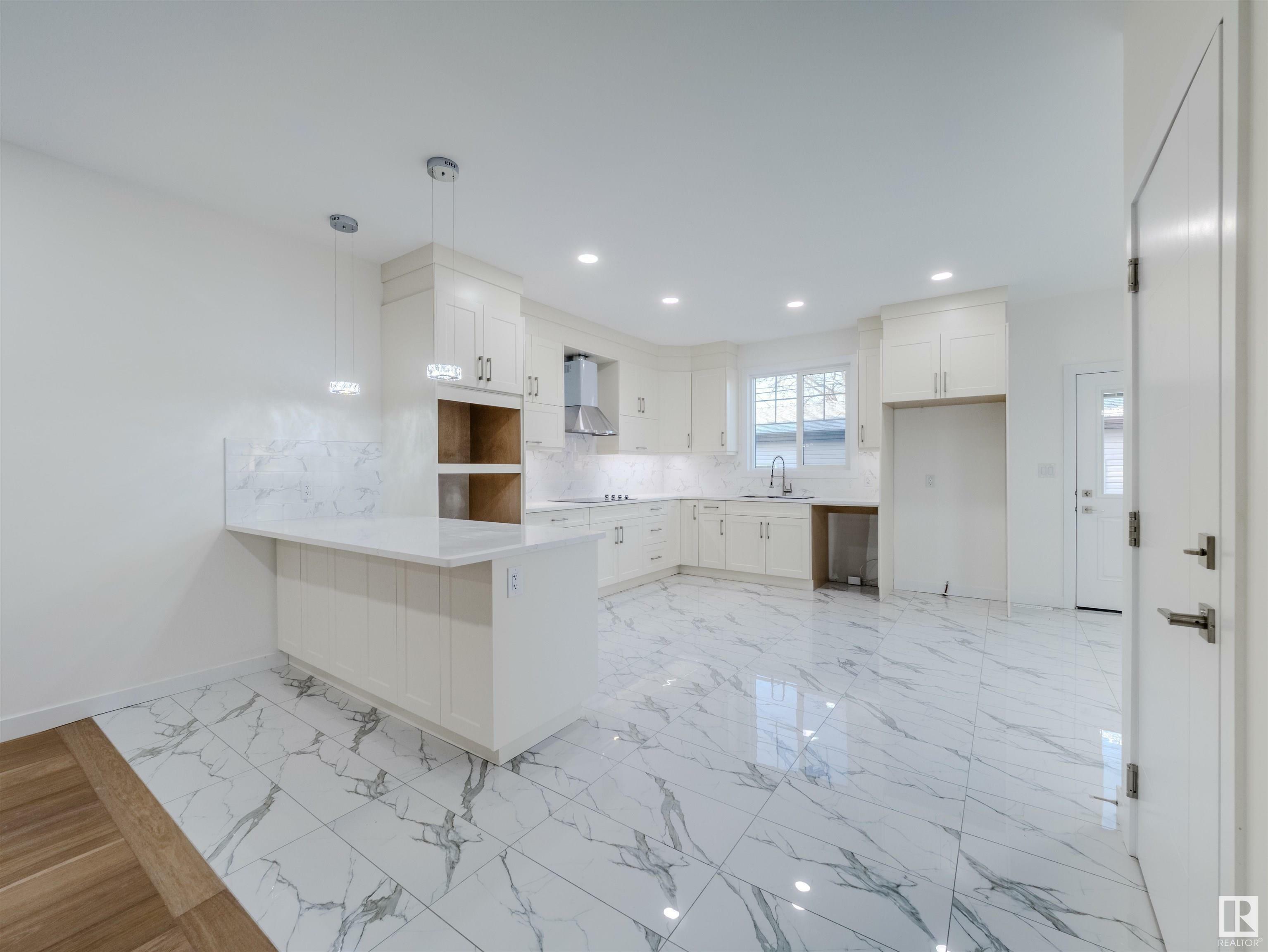 Property Photo: 7121 93 Avenue NW AB T6B 0W7