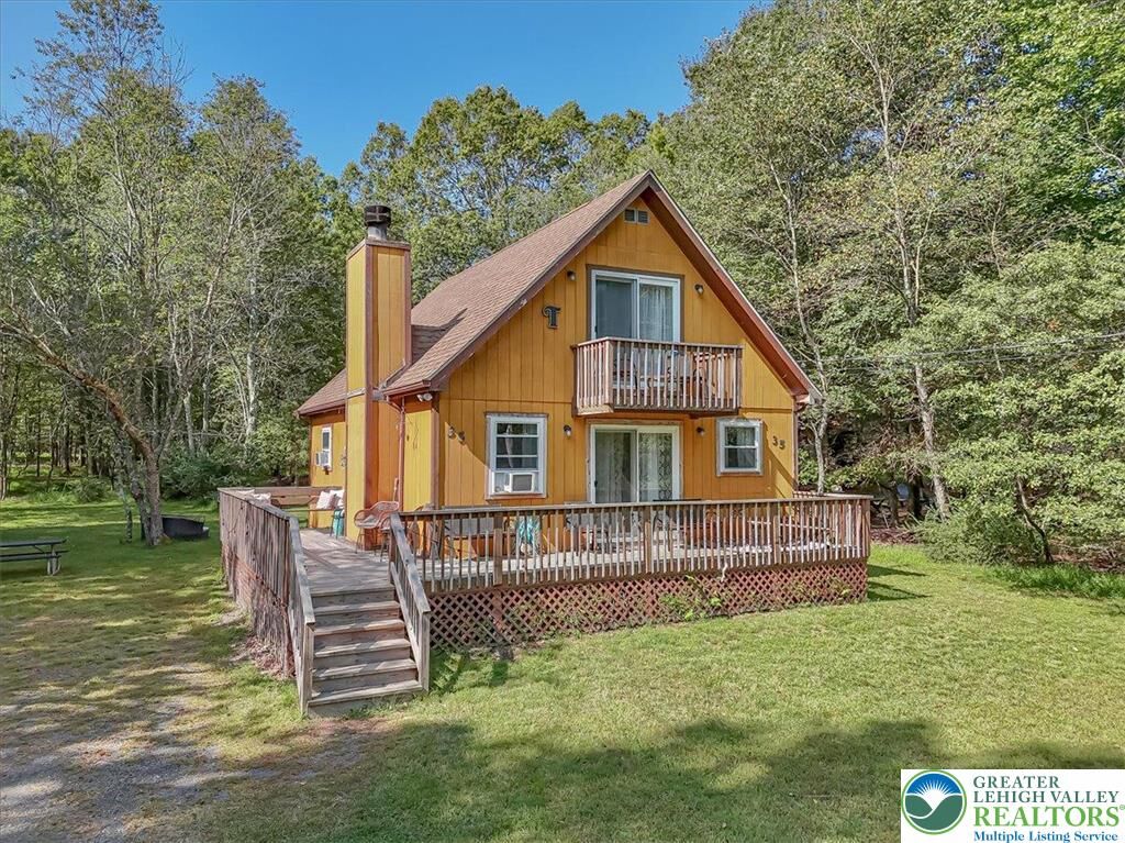 Property Photo: 35 Tennyson Circle PA 18210