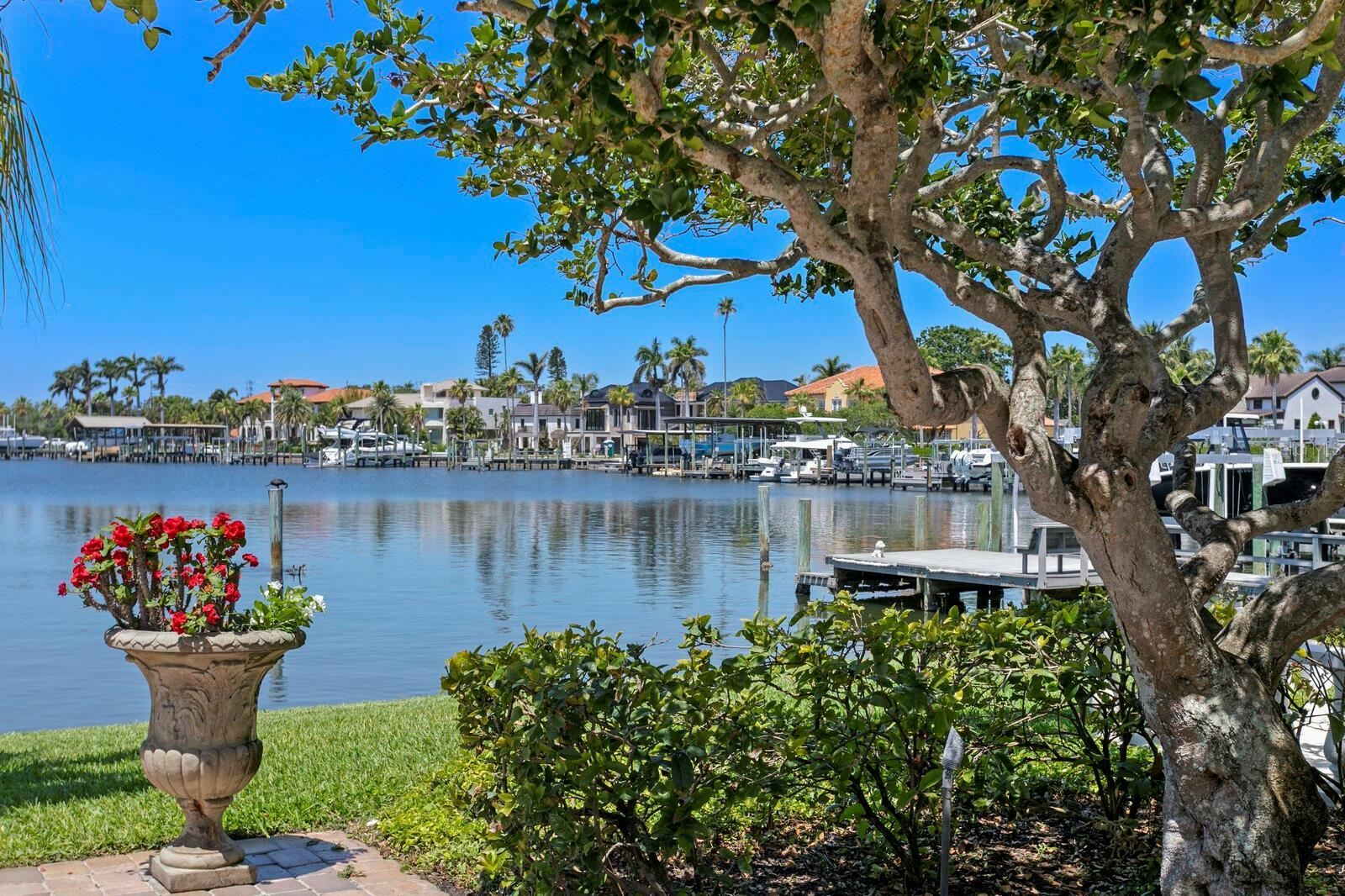 Property Photo: 321 Brightwaters Boulevard NE FL 33704