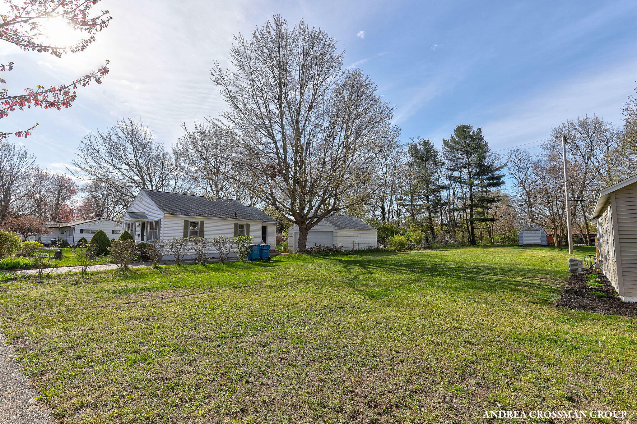 Property Photo: 1328 Woodlawn Avenue MI 49417