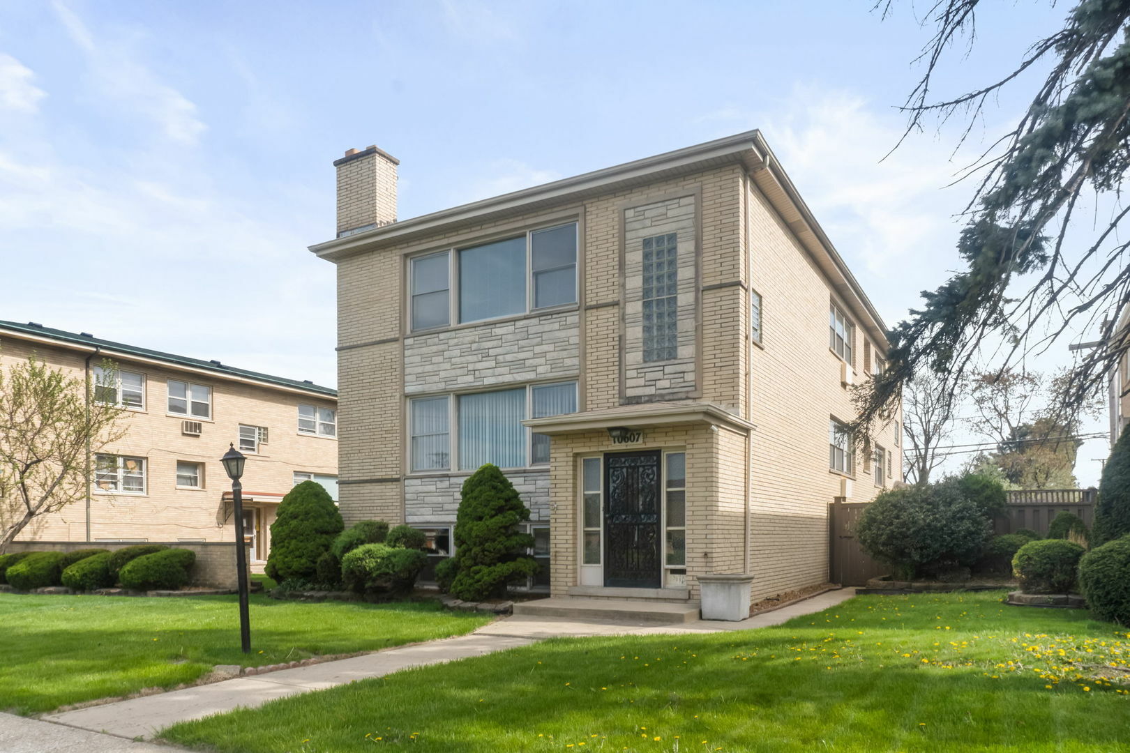 Property Photo: 10607 W Cermak Road IL 60154