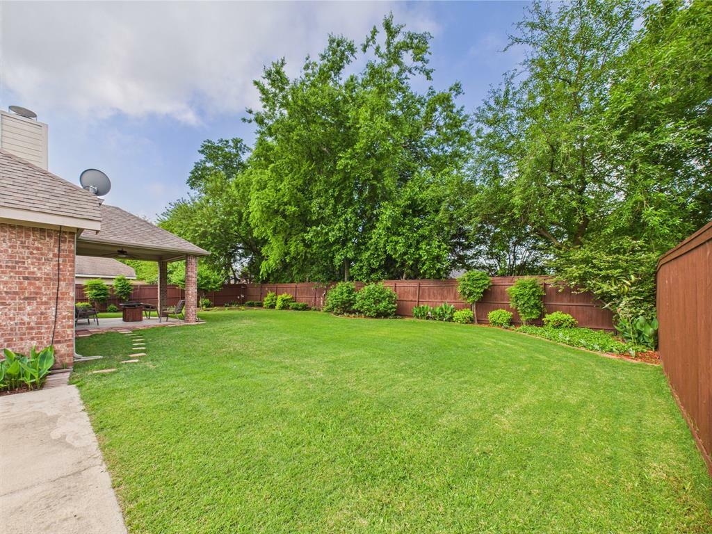 Property Photo: 733 Willow Crest Drive TX 76065