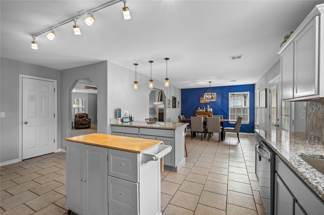 Property Photo:  1010 W Green Acres Place  AR 72758 