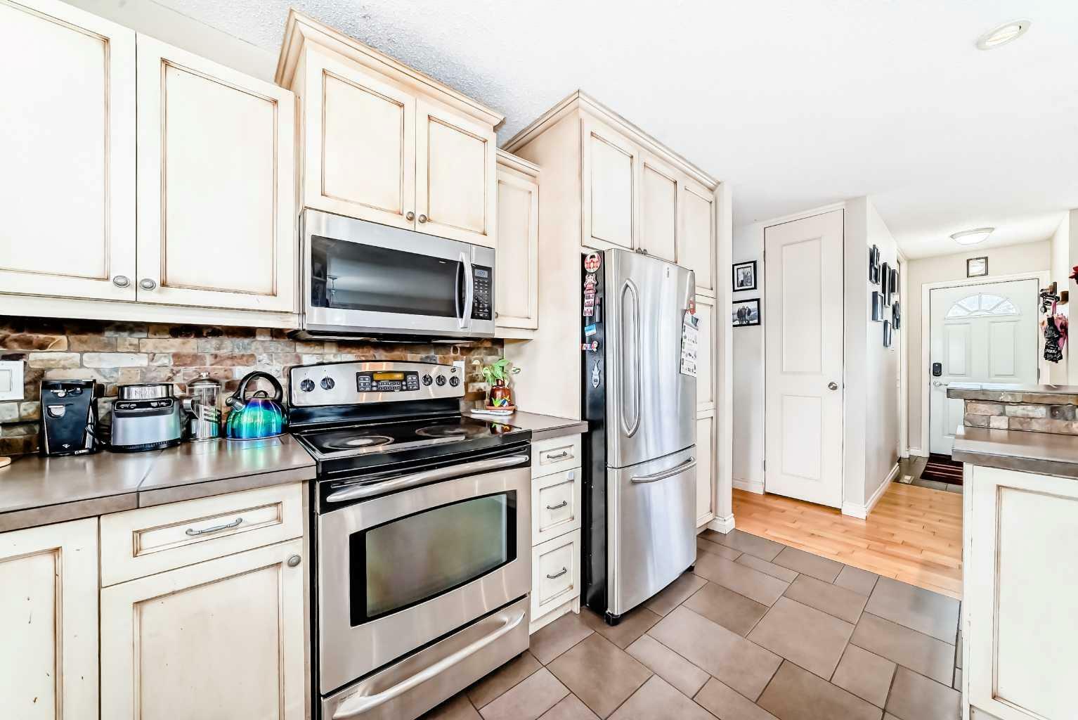 Property Photo: 53 Wakefield Drive SW AB T3C 2W8