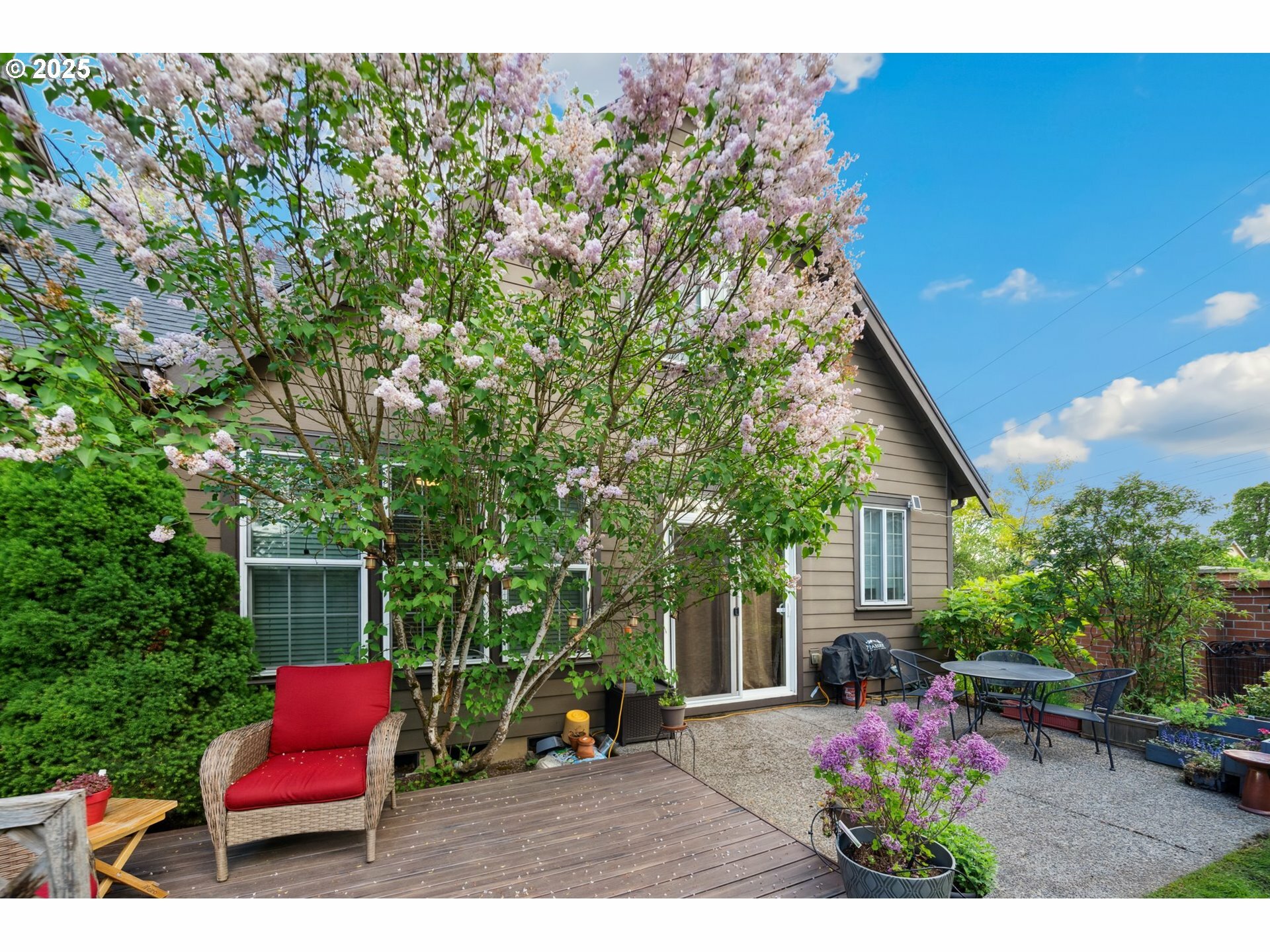 Property Photo:  703 NE 70th Ave  OR 97124 