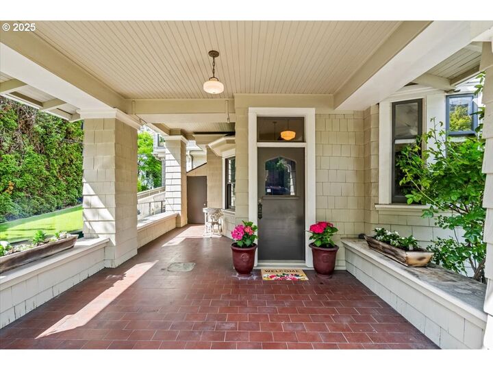 Property Photo:  1111 NW 25th Ave 1  OR 97210 