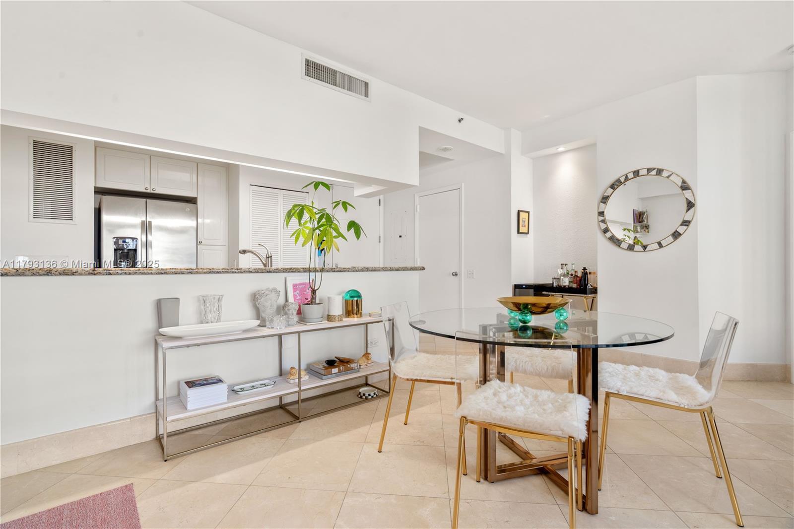 Property Photo: 808 Brickell Key Dr 707 FL 33131