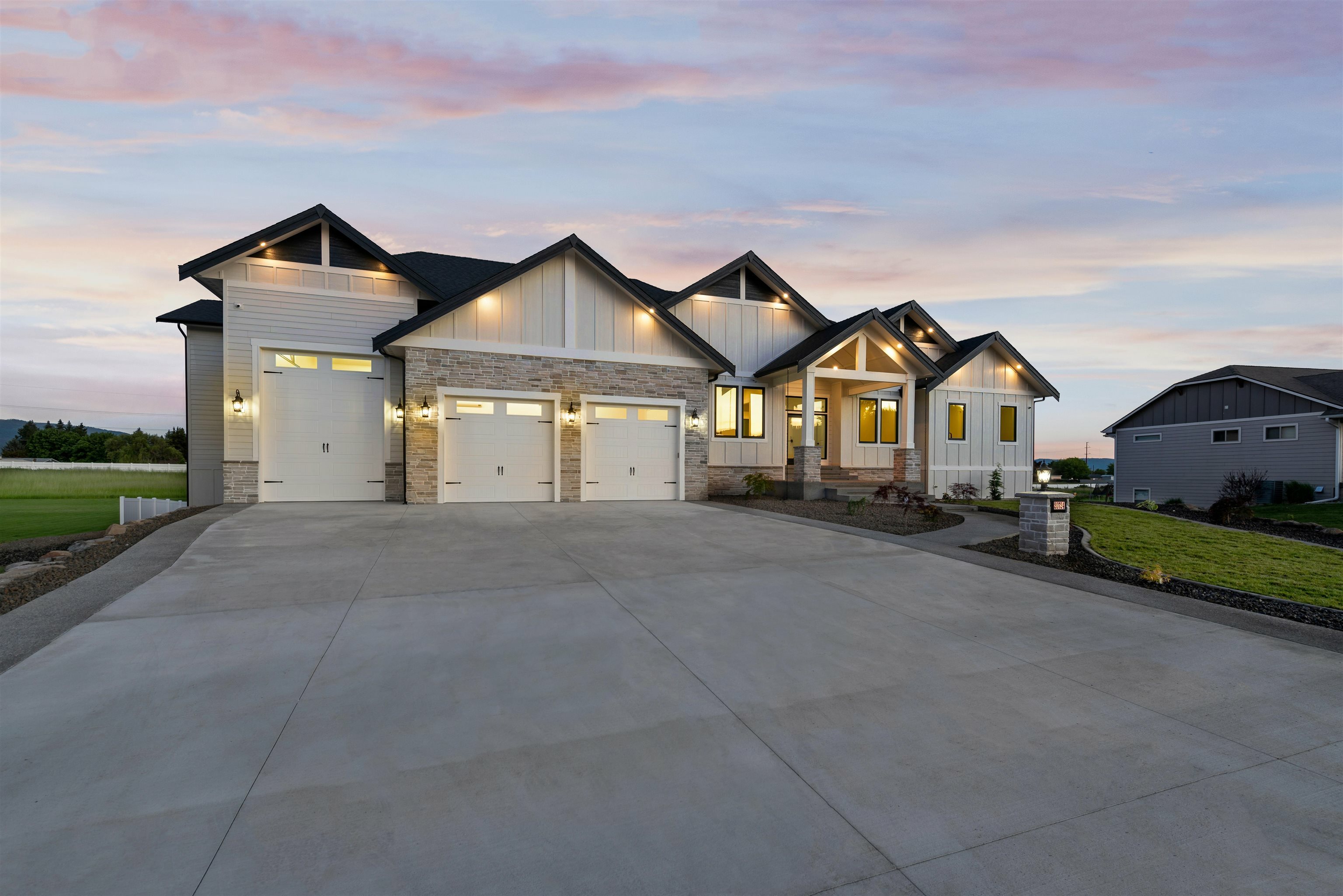 Property Photo: 20724 E Happy Trails Ln WA 99027