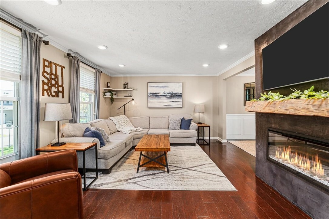 Property Photo: 521 Sarah Dr PA 16066