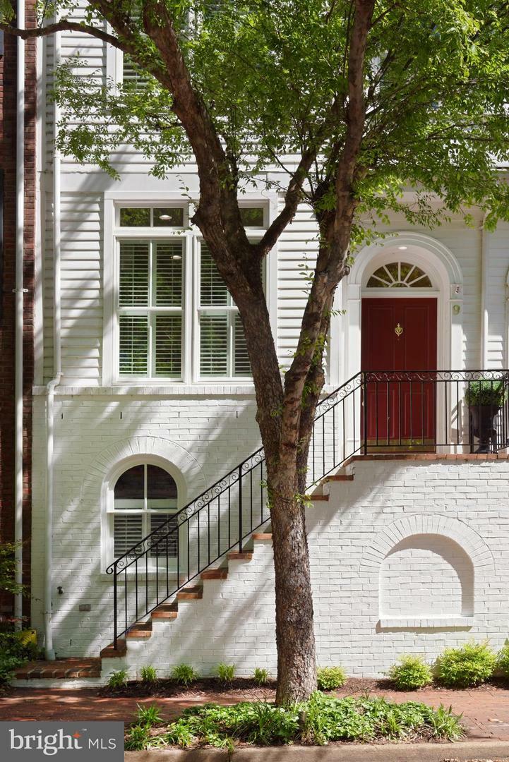 Property Photo: 9 Franklin Street VA 22314