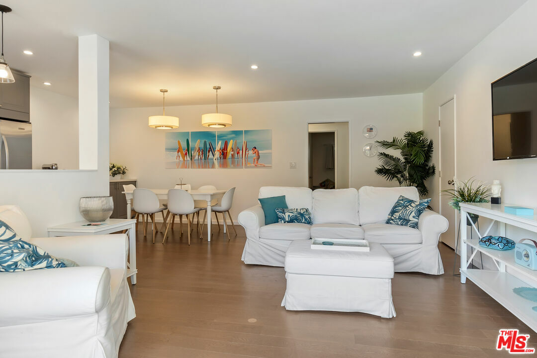 Property Photo: 1233 N Laurel Ave CA 90046