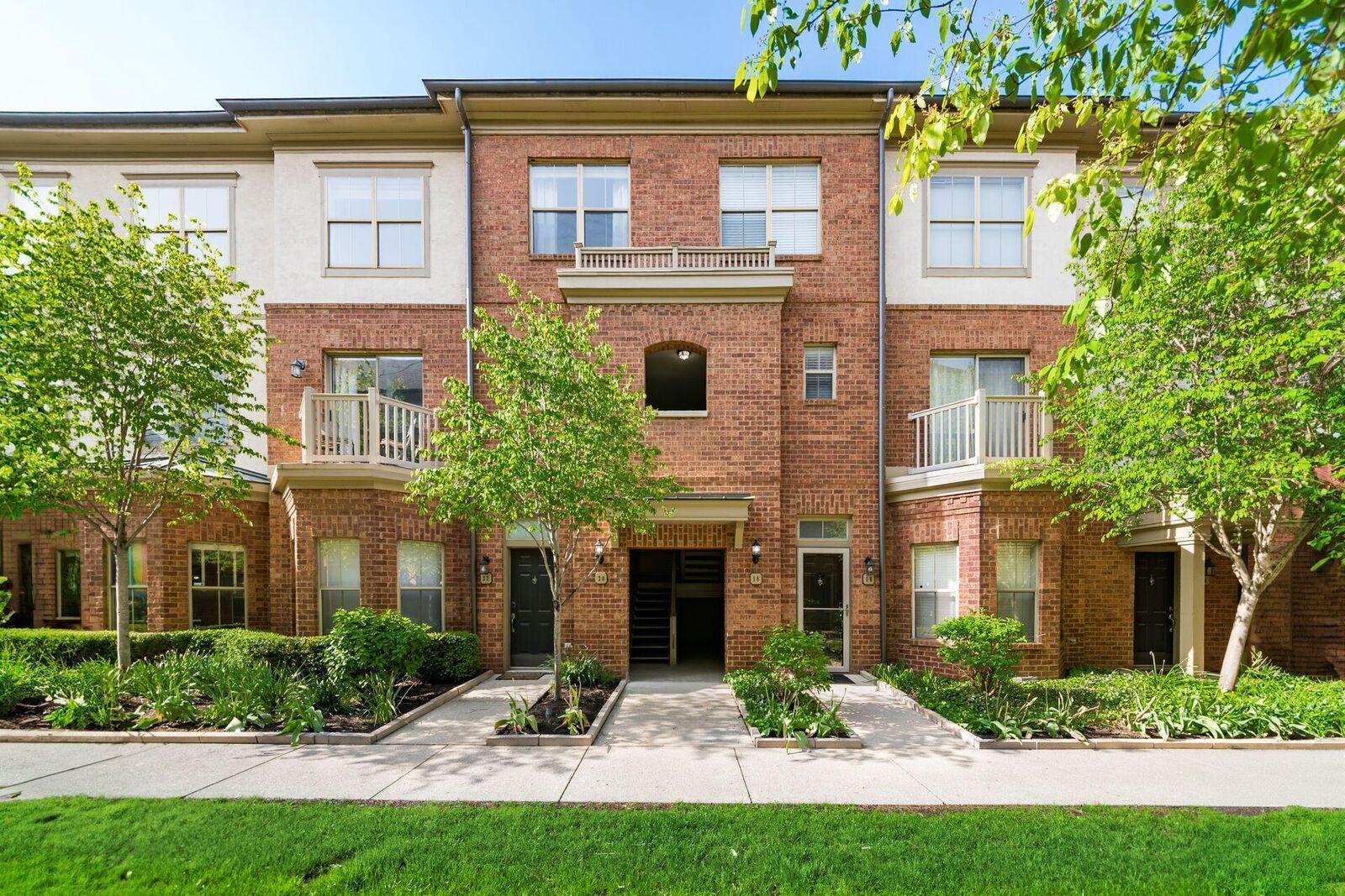 Property Photo: 20 Victorian Gate Way OH 43215