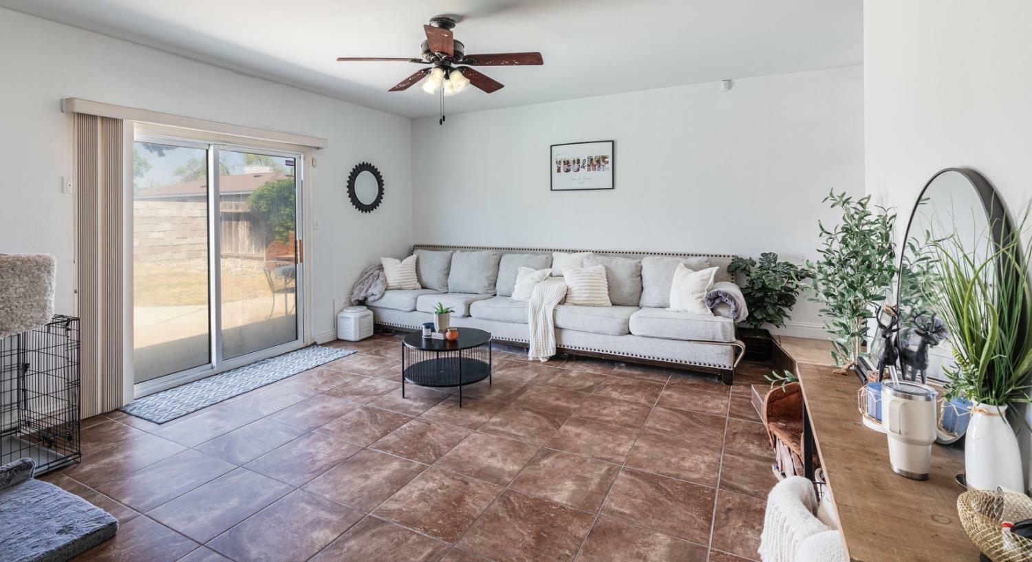 Property Photo: 927 W Pico CA 3321