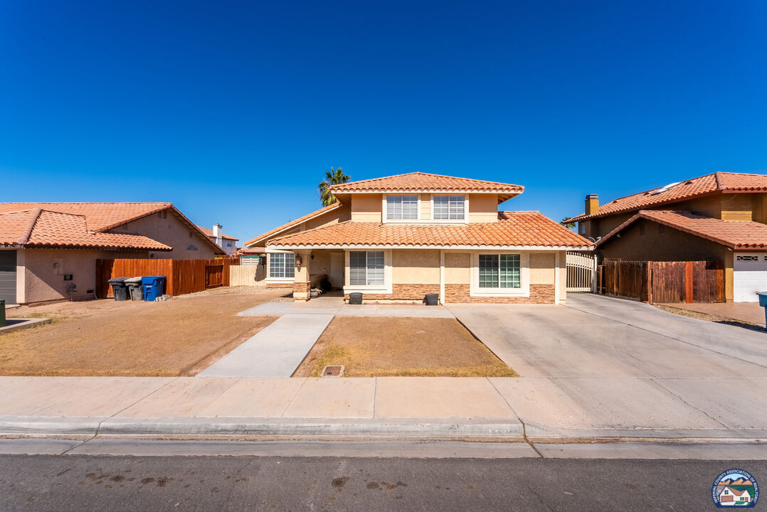 Property Photo:  1240  E Calle De Oro  CA 92231 