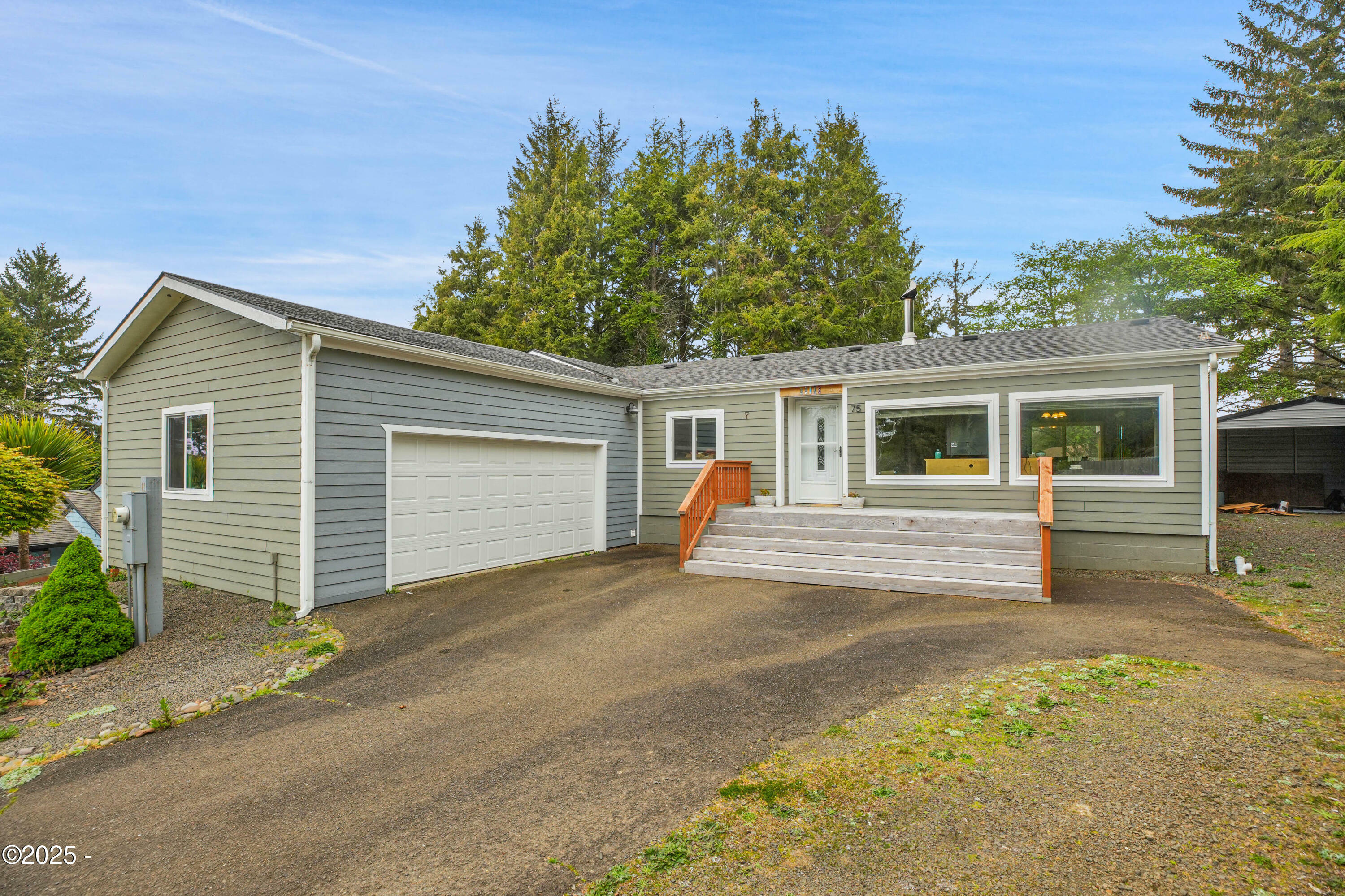 Property Photo: 75 Spruce Court OR 97341