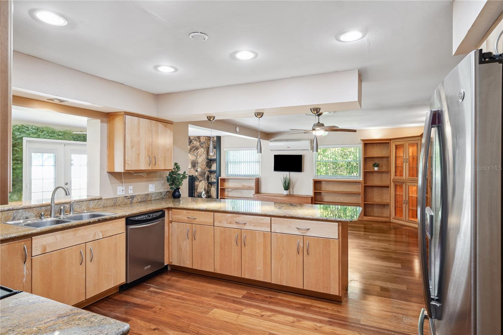 Property Photo:  505 S Larry Circle  FL 33511 