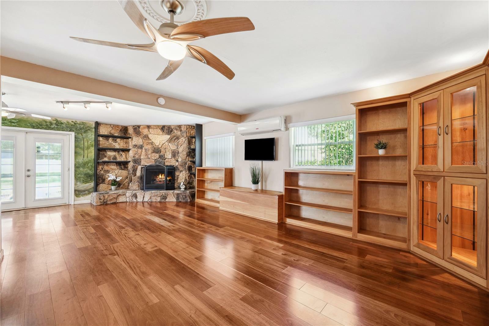 Property Photo: 505 S Larry Circle FL 33511