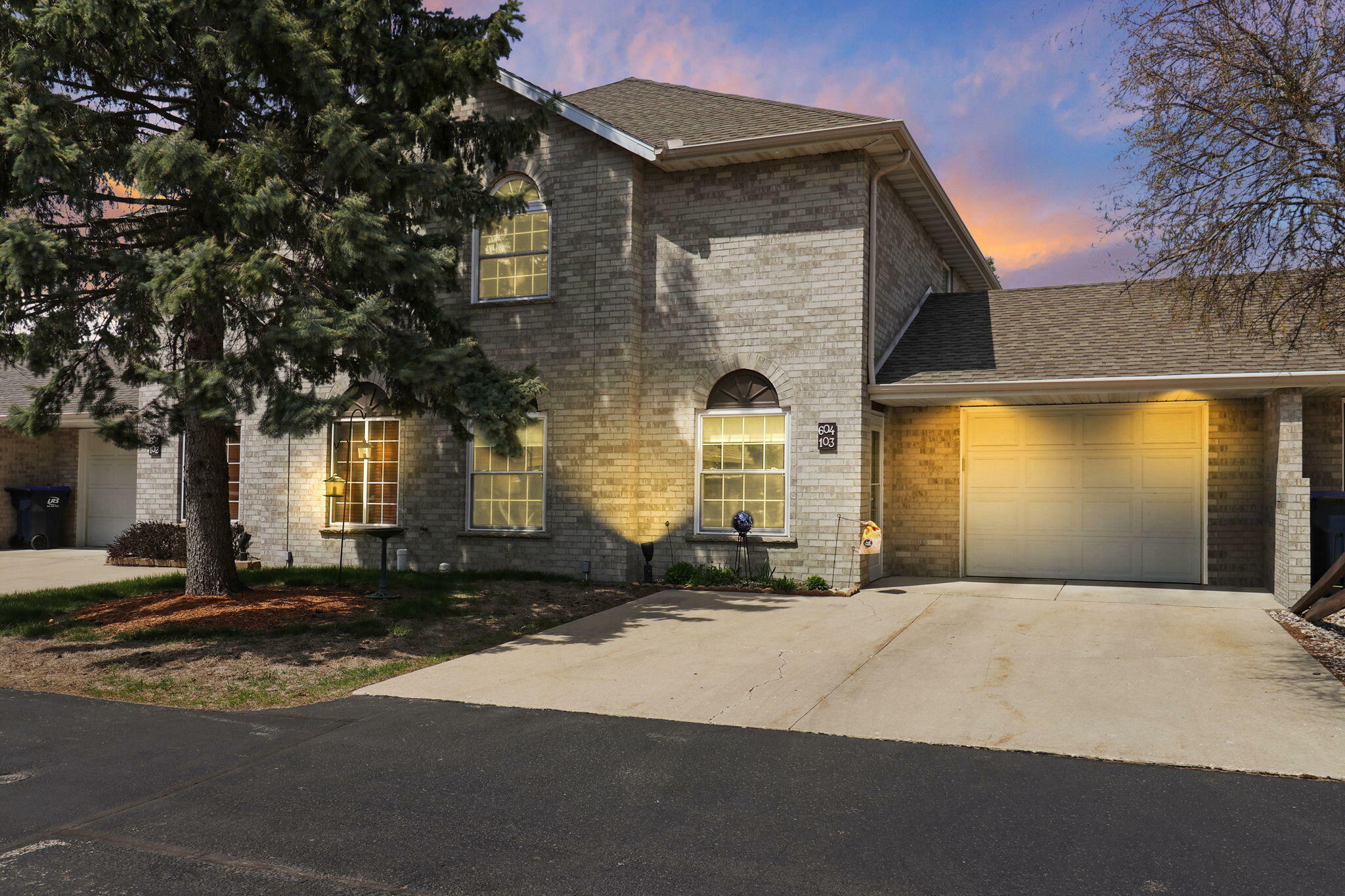 Property Photo: 604 E Market St 103 WI 53121