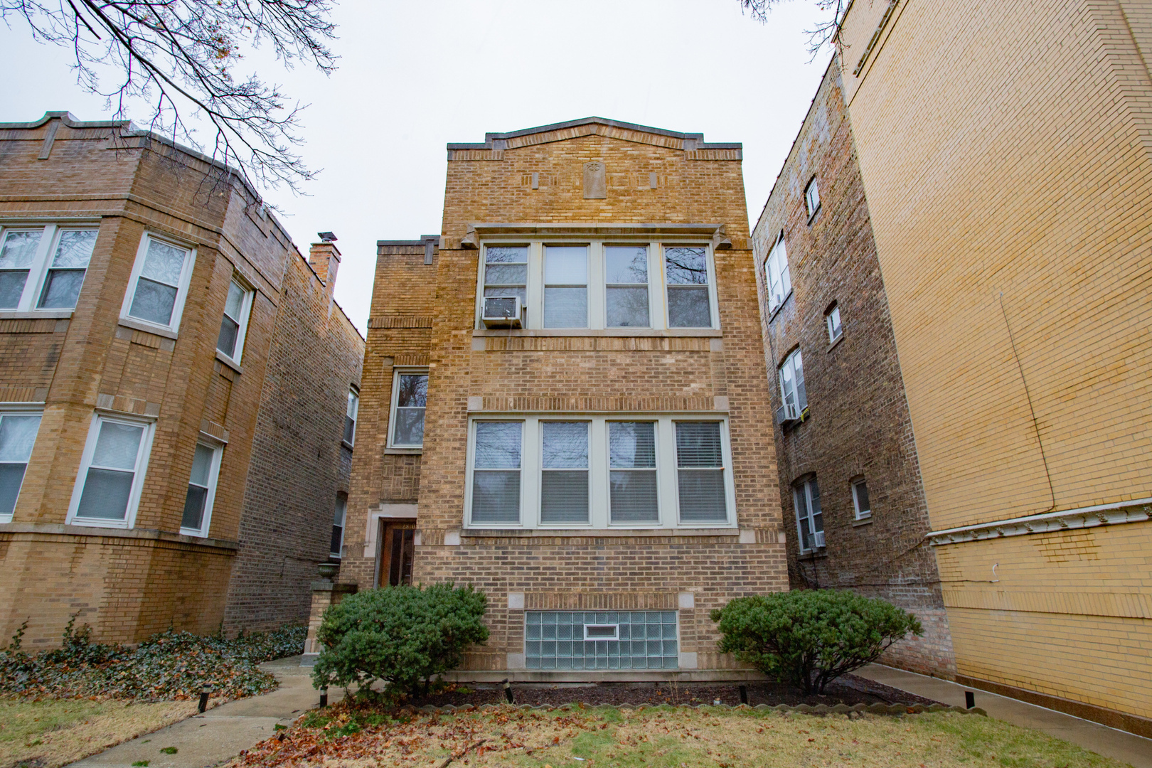 Property Photo: 2810 W Lunt Avenue IL 60645
