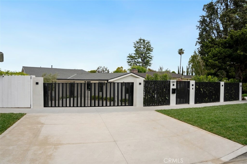 Property Photo: 13817 Valley Vista Boulevard CA 91423