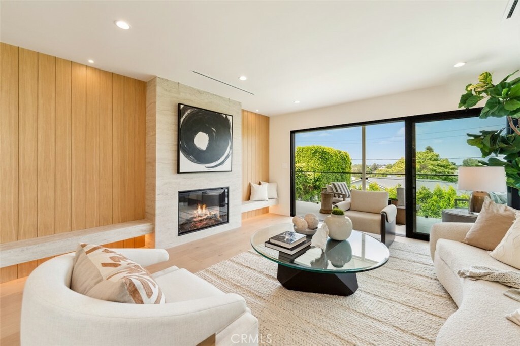 Property Photo: 13817 Valley Vista Boulevard CA 91423